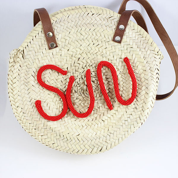 Borsa rotonda fai da te fatta di paglia intrecciata con lavorazione a  maglia - Perles \u0026 Co