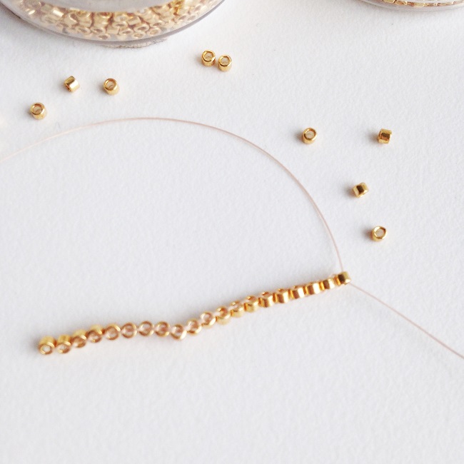 Spilla di perline Miyuki con disegno di tipi di Rose Moustache : Tappa 5