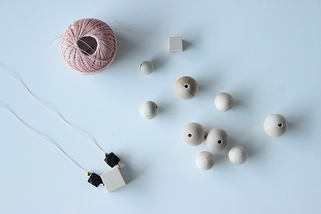 sautoir-perle-bois-noir-or-01