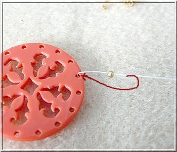 Ciondolo Cheyenne in plexiglass traforato con perle di vetro di Puca : Tappa 1