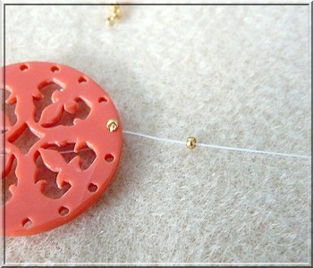 Ciondolo Cheyenne in plexiglass traforato con perle di vetro di Puca : Tappa 2