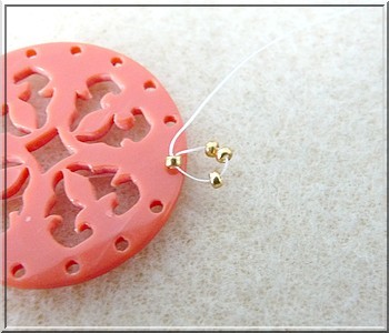 Ciondolo Cheyenne in plexiglass traforato con perle di vetro di Puca : Tappa 4