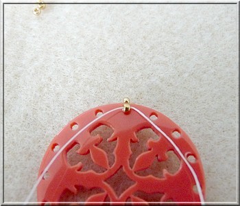 Ciondolo Cheyenne in plexiglass traforato con perle di vetro di Puca : Tappa 6