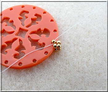 Ciondolo Cheyenne in plexiglass traforato con perle di vetro di Puca : Tappa 7