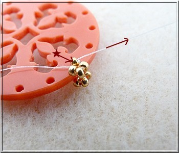 Ciondolo Cheyenne in plexiglass traforato con perle di vetro di Puca : Tappa 8