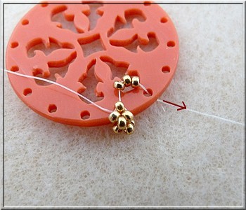 Ciondolo Cheyenne in plexiglass traforato con perle di vetro di Puca : Tappa 9