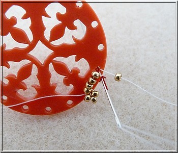 Ciondolo Cheyenne in plexiglass traforato con perle di vetro di Puca : Tappa 10