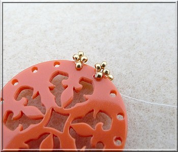 Ciondolo Cheyenne in plexiglass traforato con perle di vetro di Puca : Tappa 11