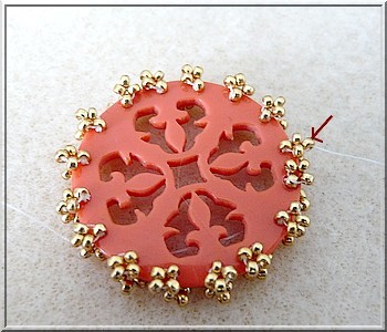 Ciondolo Cheyenne in plexiglass traforato con perle di vetro di Puca : Tappa 13