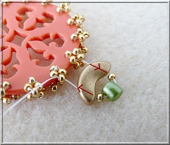 Ciondolo Cheyenne in plexiglass traforato con perle di vetro di Puca : Tappa 14