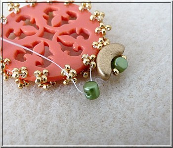 Ciondolo Cheyenne in plexiglass traforato con perle di vetro di Puca : Tappa 15