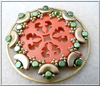 Ciondolo Cheyenne in plexiglass traforato con perle di vetro di Puca : Tappa 16