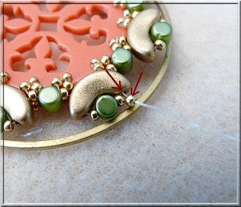 Ciondolo Cheyenne in plexiglass traforato con perle di vetro di Puca : Tappa 17