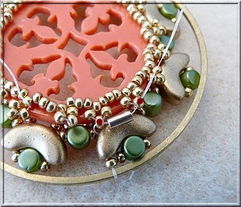 Ciondolo Cheyenne in plexiglass traforato con perle di vetro di Puca : Tappa 19