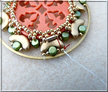 Ciondolo Cheyenne in plexiglass traforato con perle di vetro di Puca : Tappa 20