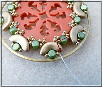 Ciondolo Cheyenne in plexiglass traforato con perle di vetro di Puca : Tappa 21