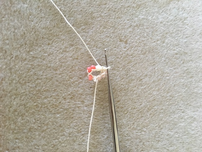 uncino a spirale con perline seme 11 : Tappa 4