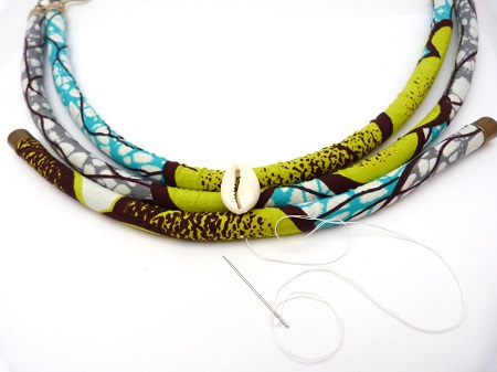 Collana in tessuto wax e conchiglie : Tappa 4