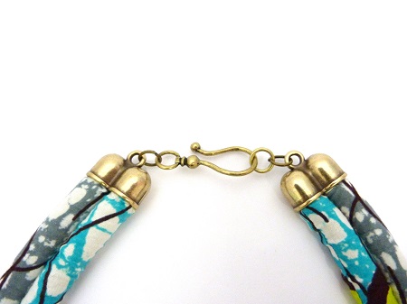 Collana in tessuto wax e conchiglie : Tappa 6