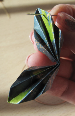 Orecchini Jungle Origami : Tappa 10 Orecchini Jungle Origami : Tappa 10