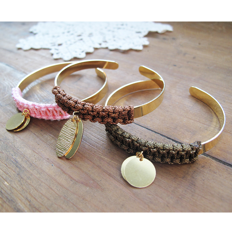 Trio di braccialetti con tessitura in macramé