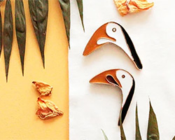 broche toucan en résine et fil de cuivre plat