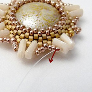 étape 18 - boucles d'oreilles Aliona cabochon et perles en verre Piros par Puca ®