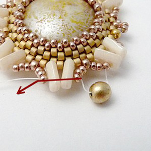 étape 19 - boucles d'oreilles Aliona cabochon et perles en verre Piros par Puca ®