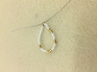 Fai da te Orecchini chic a triangolo 3D di Miyuki Delicas 11/0 : Tappa 2