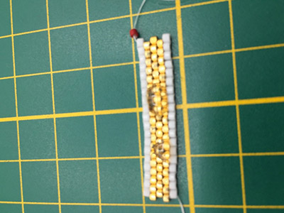 Fai da te Orecchini chic a triangolo 3D di Miyuki Delicas 11/0 : Tappa 29