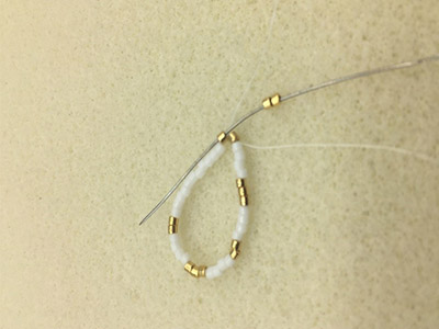 Fai da te Orecchini chic a triangolo 3D di Miyuki Delicas 11/0 : Tappa 3