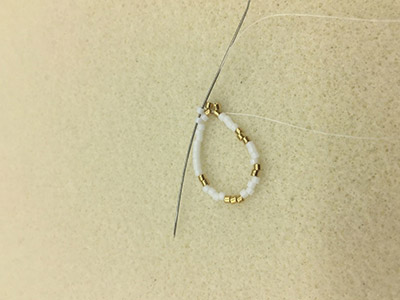 Fai da te Orecchini chic a triangolo 3D di Miyuki Delicas 11/0 : Tappa 4