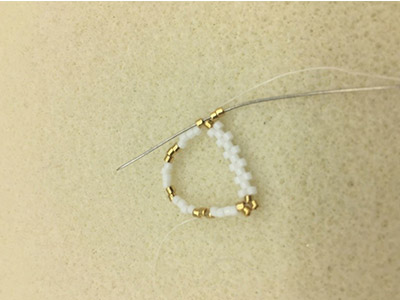 Fai da te Orecchini chic a triangolo 3D di Miyuki Delicas 11/0 : Tappa 5