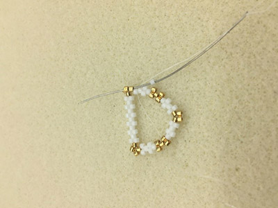 Fai da te Orecchini chic a triangolo 3D di Miyuki Delicas 11/0 : Tappa 6