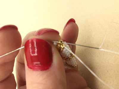 Fai da te Orecchini chic a triangolo 3D di Miyuki Delicas 11/0 : Tappa 17