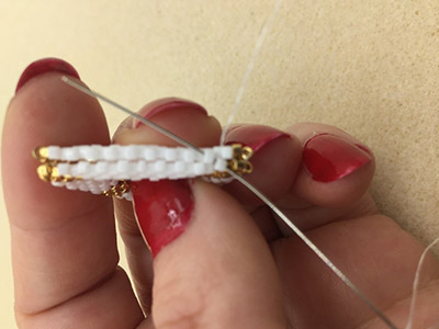 Fai da te Orecchini chic a triangolo 3D di Miyuki Delicas 11/0 : Tappa 19