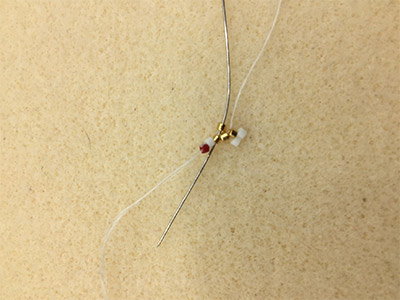 Fai da te Orecchini chic a triangolo 3D di Miyuki Delicas 11/0 : Tappa 23