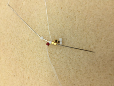 Fai da te Orecchini chic a triangolo 3D di Miyuki Delicas 11/0 : Tappa 24