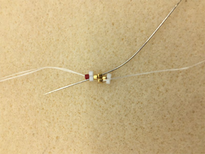 Fai da te Orecchini chic a triangolo 3D di Miyuki Delicas 11/0 : Tappa 25