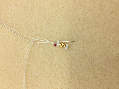 Fai da te Orecchini chic a triangolo 3D di Miyuki Delicas 11/0 : Tappa 26