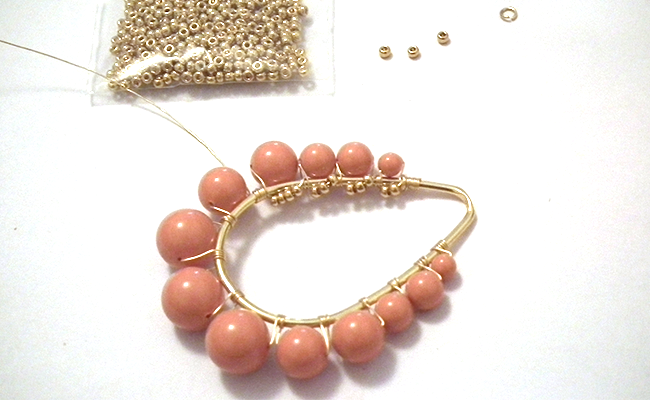 Fase 4 - Orecchini pendenti con perle PureCrystal rotonde e perle di semi di Miyuki 11 - Perline di semi di Miyuki avvolgenti