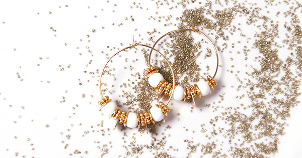 600 - Orecchini a cerchio con perle PureCrystal rotonde e coppe d'oro - finale