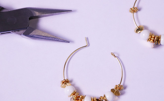 step 3 - Orecchini a cerchio con perle PureCrystal rotonde e coppe dorate - creoli ravvicinati