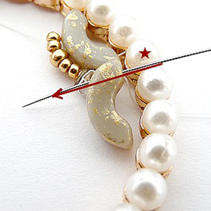 passaggio 6 - Orecchini-pendente-Charlotte-perle-vetro-Puca