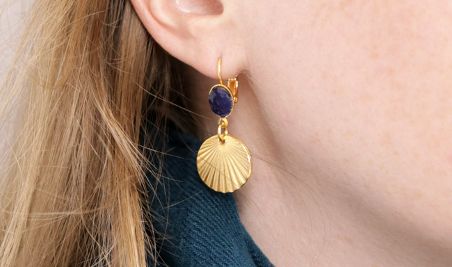 Orecchini con cabochon in sodalite con paillettes finale plissettata