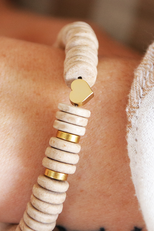 Bracciale messaggio fai-da-te con perle di ceramica heishi e perle di lettere : Tappa 4 Bracciale messaggio fai-da-te con perle di ceramica heishi e perle di lettere : Tappa 4