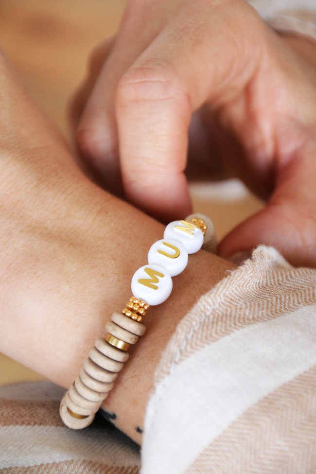 Schema Bracciale messaggio fai-da-te con perle di ceramica heishi e perle di lettere Schema Bracciale messaggio fai-da-te con perle di ceramica heishi e perle di lettere