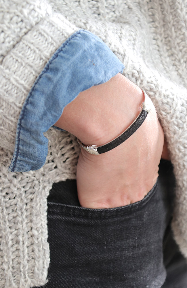 Schema Bracciale rigido fai-da-te, pelle e filo avvolgente in argento 925