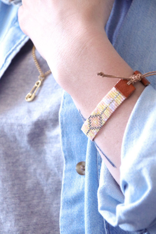 Schema Bracciale intrecciato in perle Miyuki con chiusura in pelle e nodo scorrevole