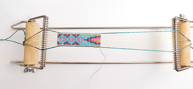 Bracciale intrecciato Miyuki e fili lucidi Pietra ametista passaggio 2